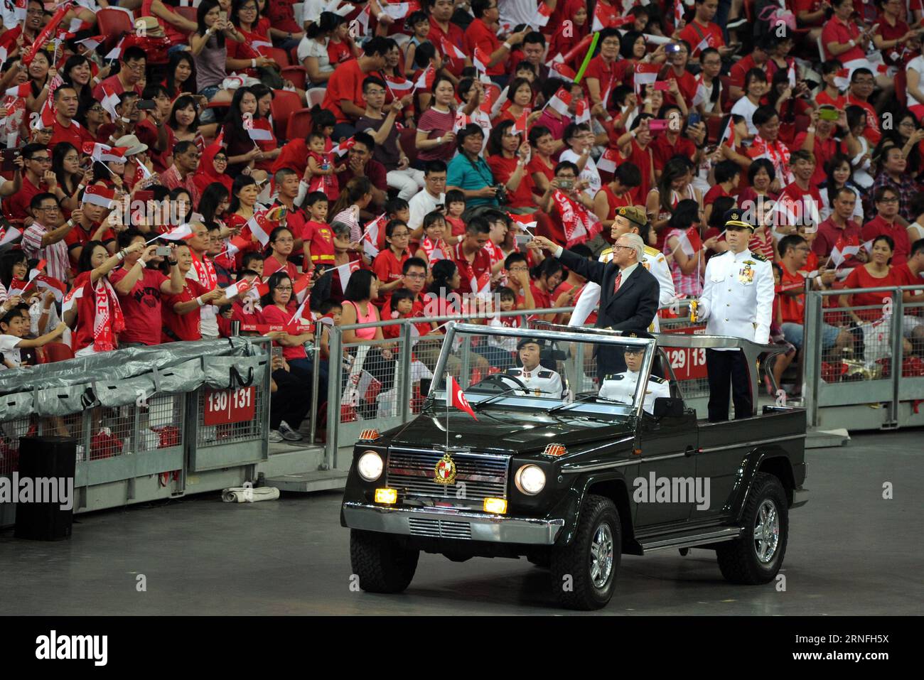 (160809) -- SINGAPUR, 9. August 2016 -- Singapurs Präsident Tony Tan Keng Yam (in schwarzem Anzug) nimmt an der National Day Parade Teil, die am 9. August 2016 im Nationalstadion von Singapur stattfindet. Singapur feierte seinen 51. Jahrestag der Unabhängigkeit am Dienstag mit der diesjährigen National Day Parade (NDP), bei der es um die Vorstellung der Zukunft und die Vereinigung der Singapurer im nächsten Kapitel des Nationalaufbaus ging. ) (Zjy) SINGAPUR-NATIONALFEIERTAG JAHRESTAG DER UNABHÄNGIGKEIT ThenxChihxWey PUBLICATIONxNOTxINxCHN 160809 Singapur 9. August 2016 Singapur S-Präsident Tony TAN Keng Yam in Black Suit nimmt am National da Teil Stockfoto