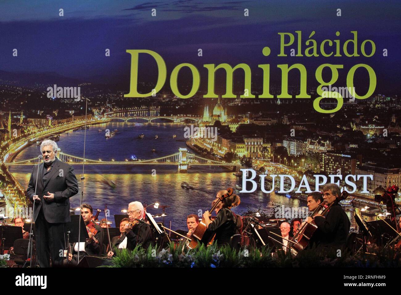 (160811) -- BUDAPEST, 10. August 2016 -- der spanische Tenor Placido Domingo gibt am 10. August 2016 ein Konzert in Budapest, Ungarn. )(hy) UNGARN-BUDAPEST-SPANIEN-KONZERT CsabaxDomotor PUBLICATIONxNOTxINxCHN 160811 Budapest 10. August 2016 Spanischer Tenor Placido Domingo gibt ein Konzert in Budapest Ungarn AM 10. August 2016 Hy Ungarn Budapest Spanien Konzert CSABAxDOMOTOR PUBLICATIONxNOTxINxCHN Stockfoto