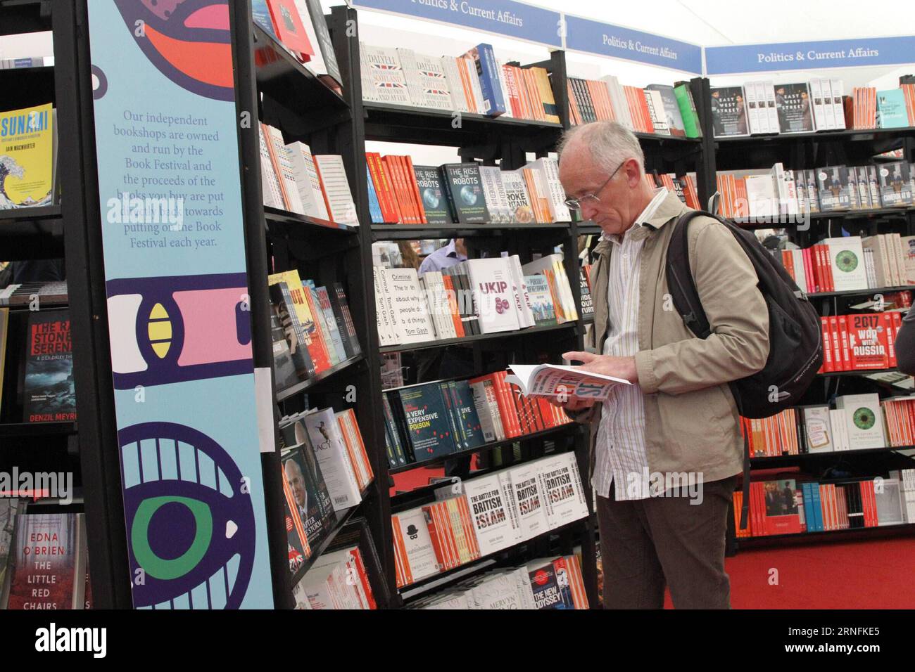 (160814) -- EDINBURGH, 13. August 2016 -- Ein Mann liest Ein Buch beim Edinburgh International Book Festival 2016 in Einburgh, Großbritannien, am 13. August 2016. Das Edinburgh International Book Festival 2016 wurde am Samstag unter dem Motto Imagine Better eröffnet, um Menschen zu ermutigen, Ideen auszutauschen und eine bessere Welt vorzustellen. ) (Syq) GROSSBRITANNIEN-EDINBURGH-INTERNATIONALES BUCH-FESTIVAL GuoxChunju PUBLICATIONxNOTxINxCHN 160814 Edinburgh 13. August 2016 ein Mann liest ein Buch BEIM Edinburgh International Book Festival 2016 in Großbritannien AM 13. August 2016 eröffnete das Edinburgh International Book Festival 2016 AM Samstag Under Stockfoto