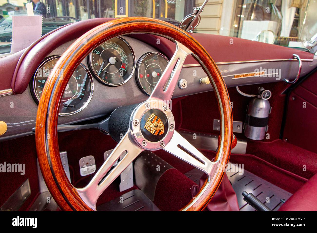 Ein makelloser Vintage-Porsche vor der Hôtel Eremitage in Monte-Carlo, Monaco, Frankreich Stockfoto