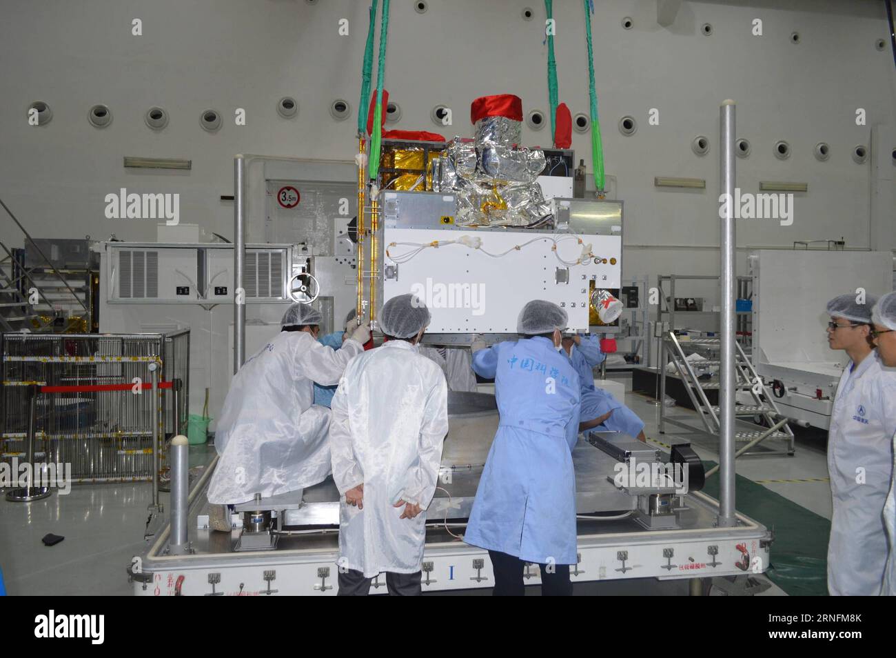 (160815) -- JIUQUAN, 15. Aug. 2016 () -- das am 30. Juni 2016 aufgenommene Foto zeigt, wie technisches Personal den experimentellen Quantenkommunikationssatelliten überprüft, bevor es in einem Technikzentrum für Mikrosatelliten verpackt wird. Der erste Quantenkommunikationssatellit der Welt, den China auf den Start vorbereitet, wurde nach einem fünftem Jahrhundert v. Chr. mit dem Namen Micius versehen. Der chinesische Wissenschaftler, die Chinesische Akademie der Wissenschaften (CAS), gab am Montag bekannt. Laut CAS wird der Quantensatellit Experimente zur Hochgeschwindigkeits-Quantenschlüsselverteilung zwischen Satelliten und Bodenstationen sowie Explo durchführen Stockfoto