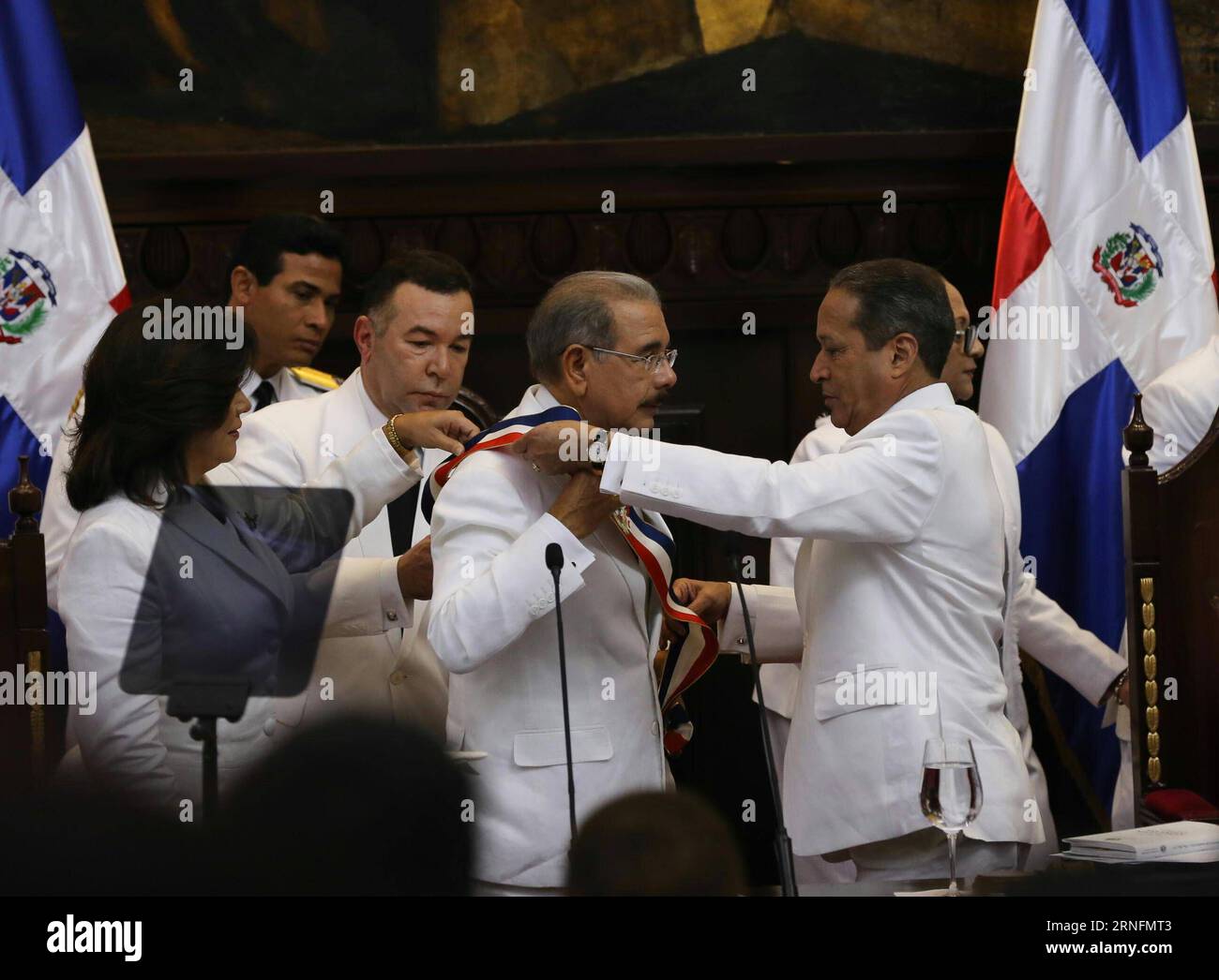 (160817) -- SANTO DOMINGO, 16. August 2016 -- Präsident der Dominikanischen Republik Danilo Medina (4. L) erhält den Präsidentenflügel während der Vereidigung auf dem Nationalkongress in Santo Domingo, Dominikanische Republik, am 16. August 2016. Dies ist Medina's zweite Amtszeit (2016-2020). AVN) (wjd) DOMINIKANISCHE REPUBLIK-SANTO DOMINGO-VEREIDIGUNG DES PRÄSIDENTEN IN DER DominikanerRepublik sxPre... PUBLICATIONxNOTxINxCHN 160817 Santo Domingo 16. August 2016 Präsident der Dominikanischen Republik Danilo Medina 4. L empfängt den Präsidenten-Sash während der Swearingen in Zeremonie AUF dem Nationalkongress in Santo Domingo dem Dom Stockfoto