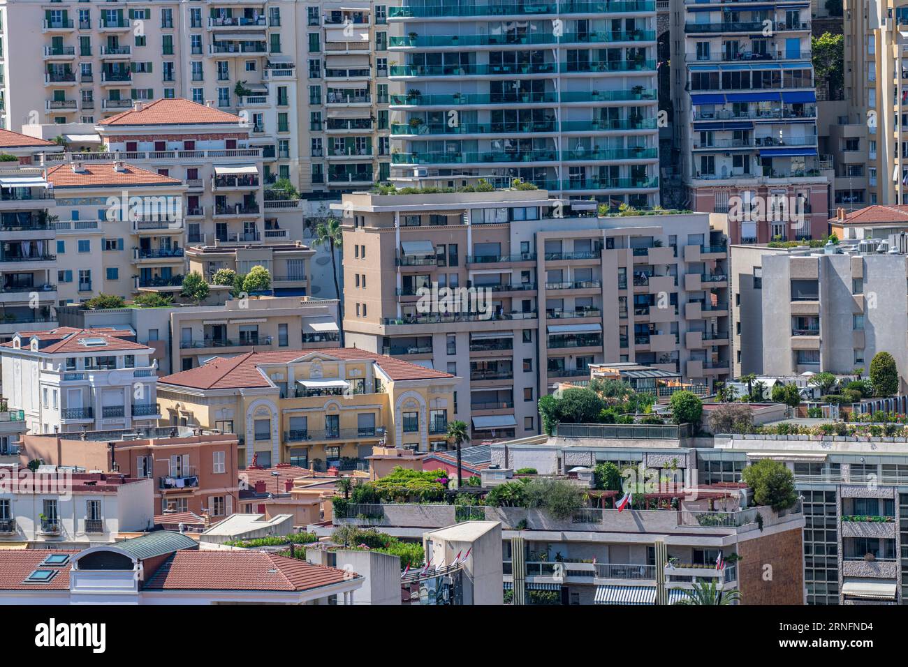 Überfüllte Appartements in Monaco - sehr begehrenswerte und teure Immobilien Stockfoto
