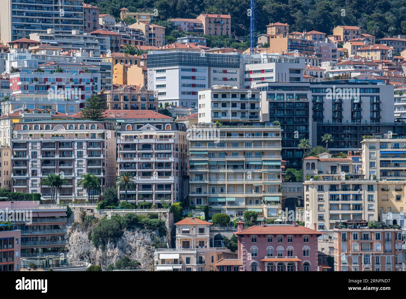Überfüllte Appartements in Monaco - sehr begehrenswerte und teure Immobilien Stockfoto