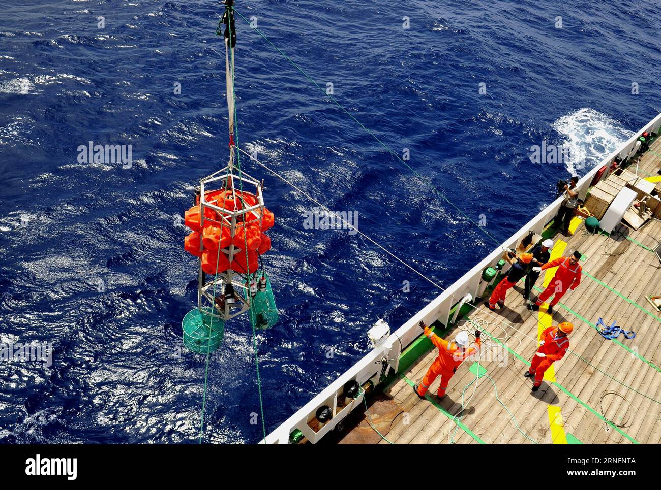 (160818) -- AN BORD VON ZHANG JIAN, 18. AUGUST 2016 -- Wissenschaftler holen den Rainbow Fish, ein Tauchboot, das bis zu 11.000 Meter tief tauchen kann, zurück zu seinem Mutterschiff Zhang Jian, nachdem es 18 Stunden lang unter einem 6748 Meter tiefen Vermessungsort am New Britain Trench of the Solomon Sea (18. August 2016) forschte. (wx) PACIFIC OCEAN-CHINA-SUBMERSIBLE-RAINBOW FISH-EXPLORATION (CN) ZhangxJiansong PUBLICATIONxNOTxINxCHN 160818 an Bord von Zhang Jian am 18. August 2016 holen Wissenschaftler den Rainbow Fish ein Tauchboot, das in der Lage ist, bis zu 11 000 METER zurück zu seinem Mutterschiff Zhang Jian zu tauchen Stockfoto