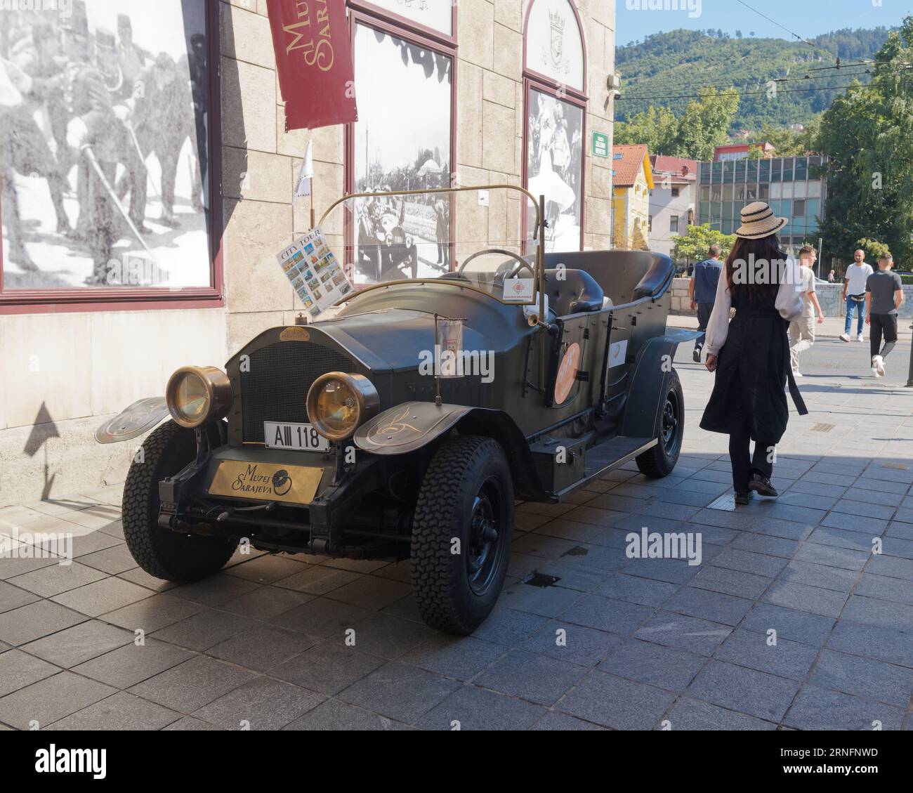 Replik Gräf & Stift offener Touring Car am Ort des Attentats in Sarajevo 1914. Sarajevo, Bosnien und Herzegowina, 13. August 2023. Stockfoto