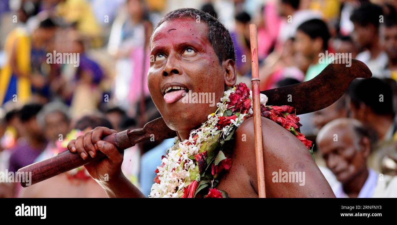 (160818) -- GUWAHATI, 18. August 2016 () -- ein indischer Priester feiert das Deodhani-Festival im berühmten Kamakhya-Tempel in Guwahati, Assam, Indien, 18. August 2016. Das dreitägige Deodhani-Festival wird abgehalten, um die Schlangengöttin Kamakhya zu verehren, bei der Ziegen und Tauben angeboten und geopfert werden. (/Stringer) (cyc) INDIA-GUWAHATI-DEODHANI FESTIVAL-CELEBRATION Xinhua PUBLICATIONxNOTxINxCHN 160818 Guwahati 18. August 2016 zum indischen Priester feiert das Festival IM berühmten Kamakhya Tempel in Guwahati Assam Indien 18. August 2016 das drei-Tage-Festival IST Held, um die Schlange Göttin kam zu verehren Stockfoto