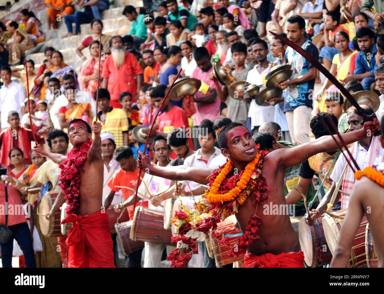 Bilder des Tages (160818) -- GUWAHATI, 18. Aug. 2016 () -- indische Priester tanzen, um das Deodhani-Festival im berühmten Kamakhya-Tempel in Guwahati, Assam, Indien, 18. Aug. 2016 zu feiern. Das dreitägige Deodhani-Festival wird abgehalten, um die Schlangengöttin Kamakhya zu verehren, bei der Ziegen und Tauben angeboten und geopfert werden. (/Stringer) (cyc) INDIA-GUWAHATI-DEODHANI FESTIVAL-CELEBRATION Xinhua PUBLICATIONxNOTxINxCHN Images The Day 160818 Guwahati 18. August 2016 Indian Priesters Dance zur Feier des Festivals IM berühmten Kamakhya Tempel in Guwahati Assam Indien 18. August 2016 The Three Day Festiva Stockfoto