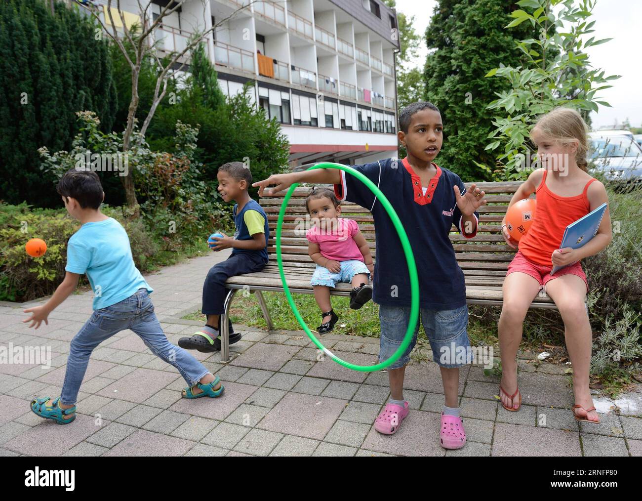 (160819) -- ZAGREB, 18. August 2016 (Xinhua) -- Asylsuchende Kinder spielen vor der Klasse im Zagreb Asylsuchenden Zentrum in Zagreb, Hauptstadt Kroatiens, 18. August 2016. Eine Gruppe von ehrenamtlichen Lehrern unterrichtet Asylsuchende Kinder im Rahmen der Vorbereitung auf das neue Schuljahr in kroatischer Sprache und Mathematik. (Xinhua/ ) (hy) ZAGREB PUBLICATIONxNOTxINxCHN - ZUMA Stockfoto