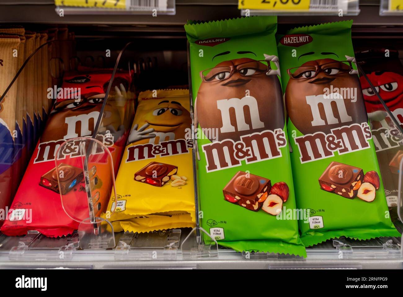 Italien - 14. August; 2023: M und ms Schokoladenriegel in Packungen mit verschiedenen Farben und Geschmacksrichtungen in den Regalen zum Verkauf in einem italienischen Supermarkt Stockfoto
