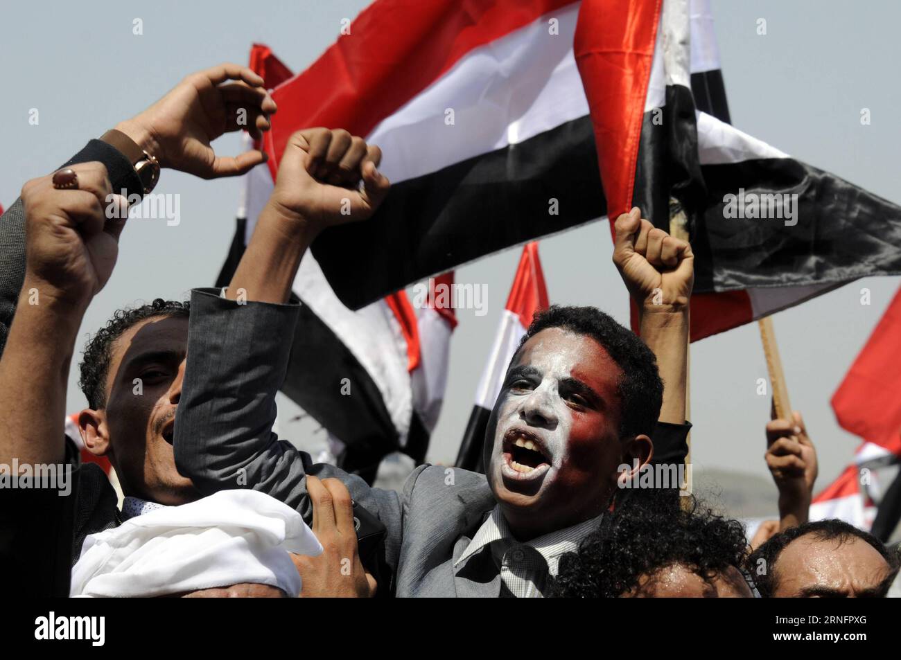 (160821) -- SANAA, 20. August 2016 -- die Leute schreien Parolen während einer Kundgebung, um Unterstützung für einen politischen rat in Sanaa, Jemen, 20. August 2016 zu zeigen. Millionen von Menschen aus allen jemenitischen Gebieten drängten sich am Samstag im Zentrum der jemenitischen Hauptstadt Sanaa, um die Bildung eines neuen regierenden politischen rates unter dem Vorsitz der Huthi-Rebellen und ihrer verbündeten mächtigen Partei des ehemaligen Präsidenten Ali Abdullah Saleh zu unterstützen und zu segnen. )(zcc) JEMEN-SANAA-RALLY HanixAli PUBLICATIONxNOTxINxCHN 160821 Sanaa 20. August 2016 Prominente brüllen Parolen während einer Rally, um Unterstützung für einen politischen Rat in Sanaa YE zu zeigen Stockfoto