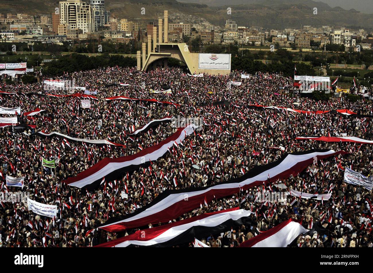 Themen der Woche (160821) -- SANAA, 20. Aug. 2016 -- Menschen sammeln sich, um Unterstützung für einen politischen rat in Sanaa, Jemen, 20. Aug. 2016 zu zeigen. Millionen von Menschen aus allen jemenitischen Gebieten drängten sich am Samstag im Zentrum der jemenitischen Hauptstadt Sanaa, um die Bildung eines neuen regierenden politischen rates unter dem Vorsitz der Huthi-Rebellen und ihrer verbündeten mächtigen Partei des ehemaligen Präsidenten Ali Abdullah Saleh zu unterstützen und zu segnen. )(zcc) JEMEN-SANAA-RALLY HanixAli PUBLICATIONxNOTxINxCHN Themen die Woche 160821 Sanaa 20. August 2016 Prominente Rally, um Unterstützung für einen politischen Rat in Sanaa zu zeigen Jemen 20. August 20 Stockfoto