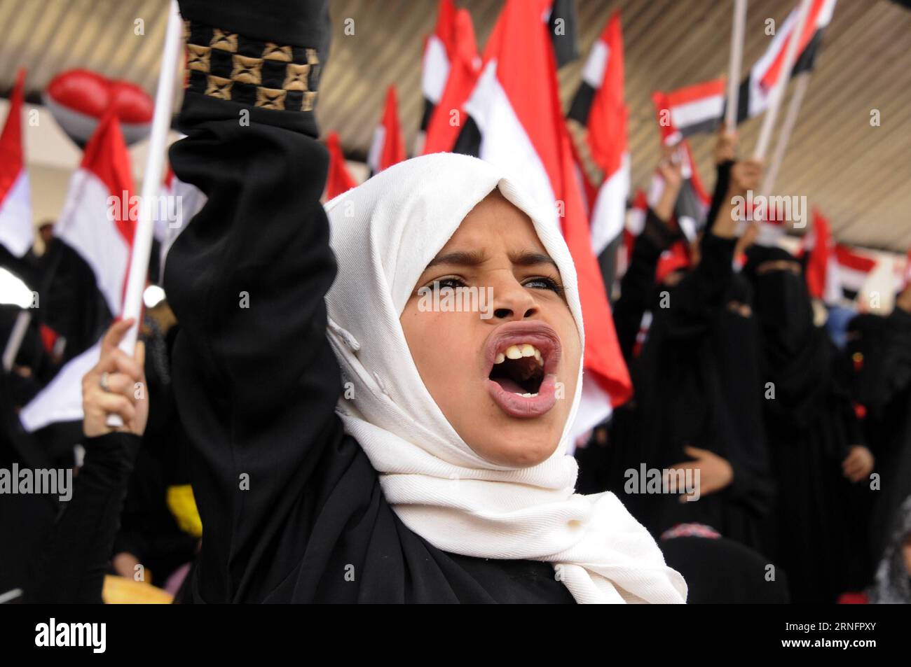 (160821) -- SANAA, 20. August 2016 -- Ein Mädchen schreit Parolen während einer Kundgebung, um Unterstützung für einen politischen rat in Sanaa, Jemen, 20. August 2016 zu zeigen. Millionen von Menschen aus allen jemenitischen Gebieten drängten sich am Samstag im Zentrum der jemenitischen Hauptstadt Sanaa, um die Bildung eines neuen regierenden politischen rates unter dem Vorsitz der Huthi-Rebellen und ihrer verbündeten mächtigen Partei des ehemaligen Präsidenten Ali Abdullah Saleh zu unterstützen und zu segnen. )(zcc) YEMEN-SANAA-RALLY HanixAli PUBLICATIONxNOTxINxCHN 160821 Sanaa 20. August 2016 ein Mädchen brüllt Parolen während einer Rallye, um Unterstützung für einen politischen Rat in Sanaa Jemen zu zeigen Stockfoto
