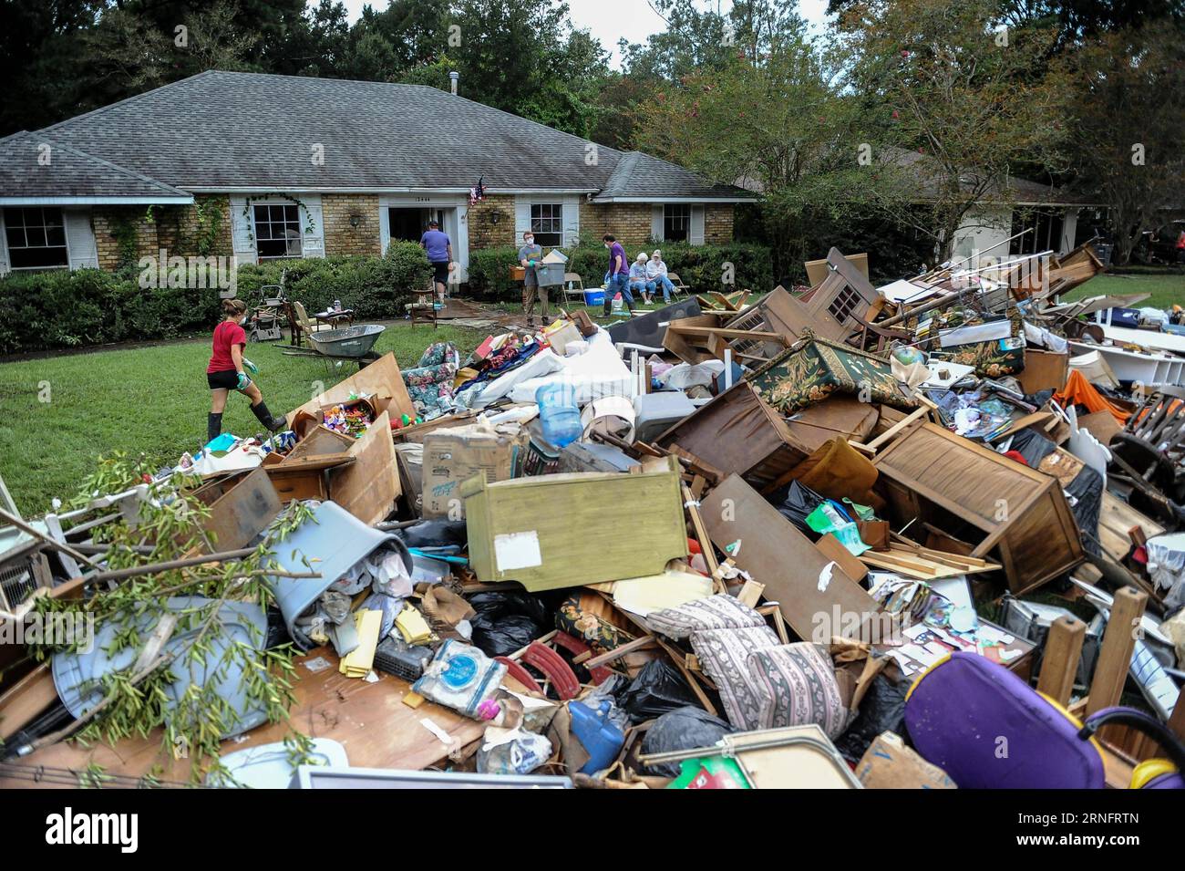 USA: Schäden nach dem Hochwasser in Louisiana (160822) -- BATON ROUGE, 22. Aug. 2016 -- Foto aufgenommen am 22. Aug. 2016 zeigt Haufen beschädigter Gegenstände, die von überfluteten Familien in Baton Rouge, Louisiana, geworfen wurden. Schwere Überschwemmungen, die durch starke Regenfälle verursacht wurden, trafen den südlichen Teil des US-Bundesstaates Louisiana. Mindestens 13 Menschen sind in fünf Gemeinden in Louisiana gestorben, und Tausende von Anwohnern wurden während der Überschwemmung gezwungen, ihr Zuhause zu verlassen. ) U.S.-LOUISIANA-BATON ROUGE-FLOOD-AFTERMATH ZhangxChaoqun PUBLICATIONxNOTxINxCHN USA Schäden nach den Überschwemmungen in Louisiana 160822 Baton Rouge 22. August 2 Stockfoto