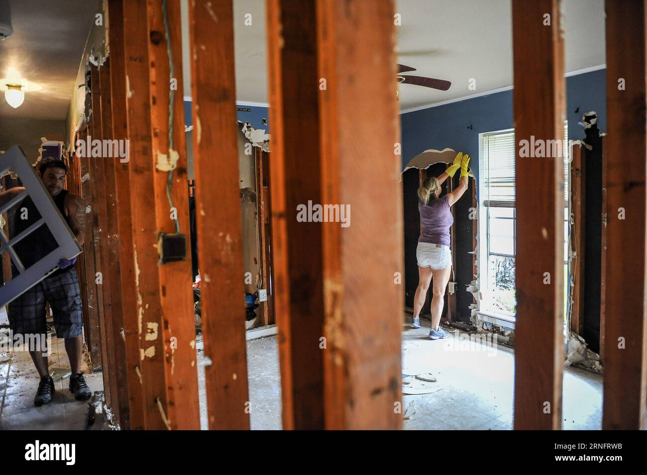 USA: Schäden nach dem Hochwasser in Louisiana (160822) -- BATON ROUGE, 22. Aug. 2016 -- Bewohner räumen bei Überschwemmungen beschädigte Hausdekorationen in Baton Rouge, Louisiana, 22. Aug. 2016. Schwere Überschwemmungen, die durch starke Regenfälle verursacht wurden, trafen den südlichen Teil des US-Bundesstaates Louisiana. Mindestens 13 Menschen sind in fünf Gemeinden in Louisiana gestorben, und Tausende von Anwohnern wurden während der Überschwemmung gezwungen, ihr Zuhause zu verlassen. ) U.S.-LOUISIANA-BATON ROUGE-FLOOD-AFTERMATH ZhangxChaoqun PUBLICATIONxNOTxINxCHN USA Schäden nach den Überschwemmungen in Louisiana 160822 Baton Rouge 22. August 2016 Bewohner Clear House Deco Stockfoto