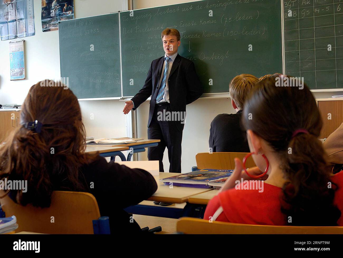 ENSCHEDE, NIEDERLANDE - 10. MAI 2004: Der niederländische Politiker Pieter Omtzigt erzählt vor einem Klassenzimmer über niederländische Politik und Wahlen. Stockfoto