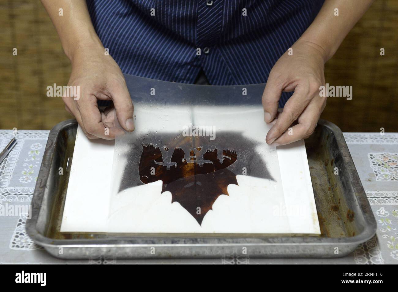 Miniaturmalerei auf Ahornblättern in Jiaozuo, China (160824) -- JIAOZUO, 24. August 2016 -- Chen Liming, der Erbe von Chen Leaf Miniatures, legt ein Blatt in Jiaozuo, zentralchinesische Provinz Henan, 24. August 2016. Chen Leaf Miniatures, die aus der Qing-Dynastie (1644–1911) stammen, wurden als Teil von Henans immateriellem Kulturerbe aufgeführt. (Zkr) CHINA-HENAN-JIAOZUO-LEAF MINIATURES(CN) FengxDapeng PUBLICATIONxNOTxINxCHN Miniaturmalerei auf Ahornblättern in Jiaozuo China 160824 Jiaozuo 24. Aug 2016 Chen Liming der Erbe von Chen Leaf Miniatures stellt eine Form AUF ein Blatt in Jiaozuo Central Chin Stockfoto