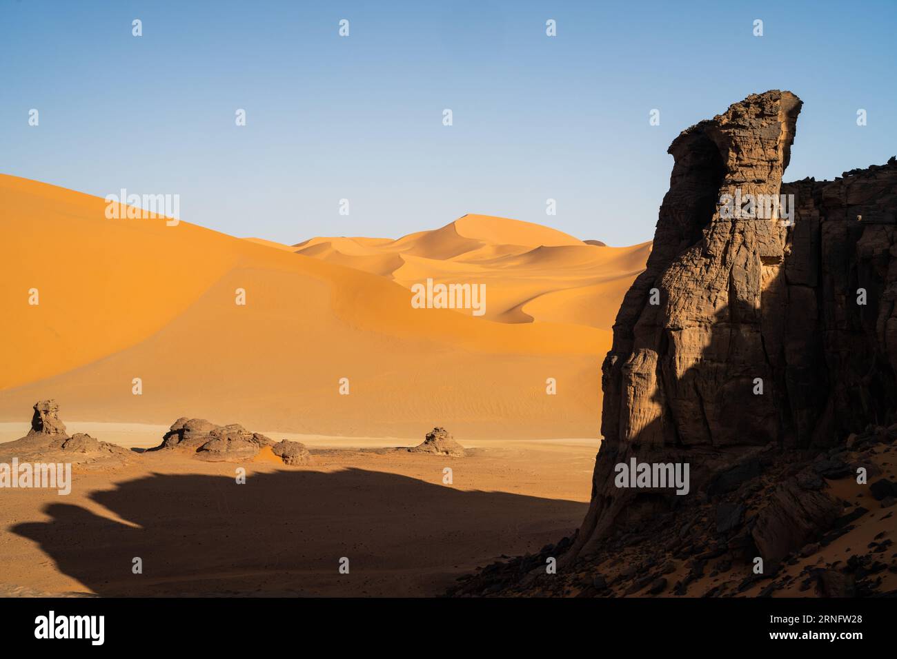 Blick in die Sahara Wüste von Tadrart rouge tassili najer in Djanet City, Algerien. Farbenfroher oranger Sand, felsige Berge Stockfoto