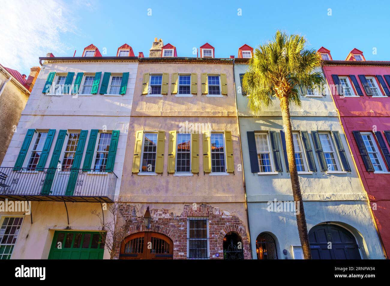 Typische farbenfrohe historische Häuser im French Quarter Charleston, South Carolina, Vereinigte Staaten von Amerika Stockfoto