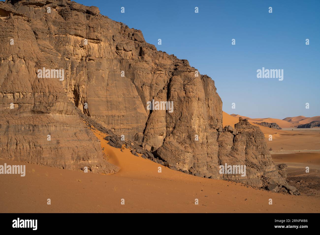 Blick in die Sahara Wüste von Tadrart rouge tassili najer in Djanet City, Algerien. Farbenfroher oranger Sand, felsige Berge Stockfoto