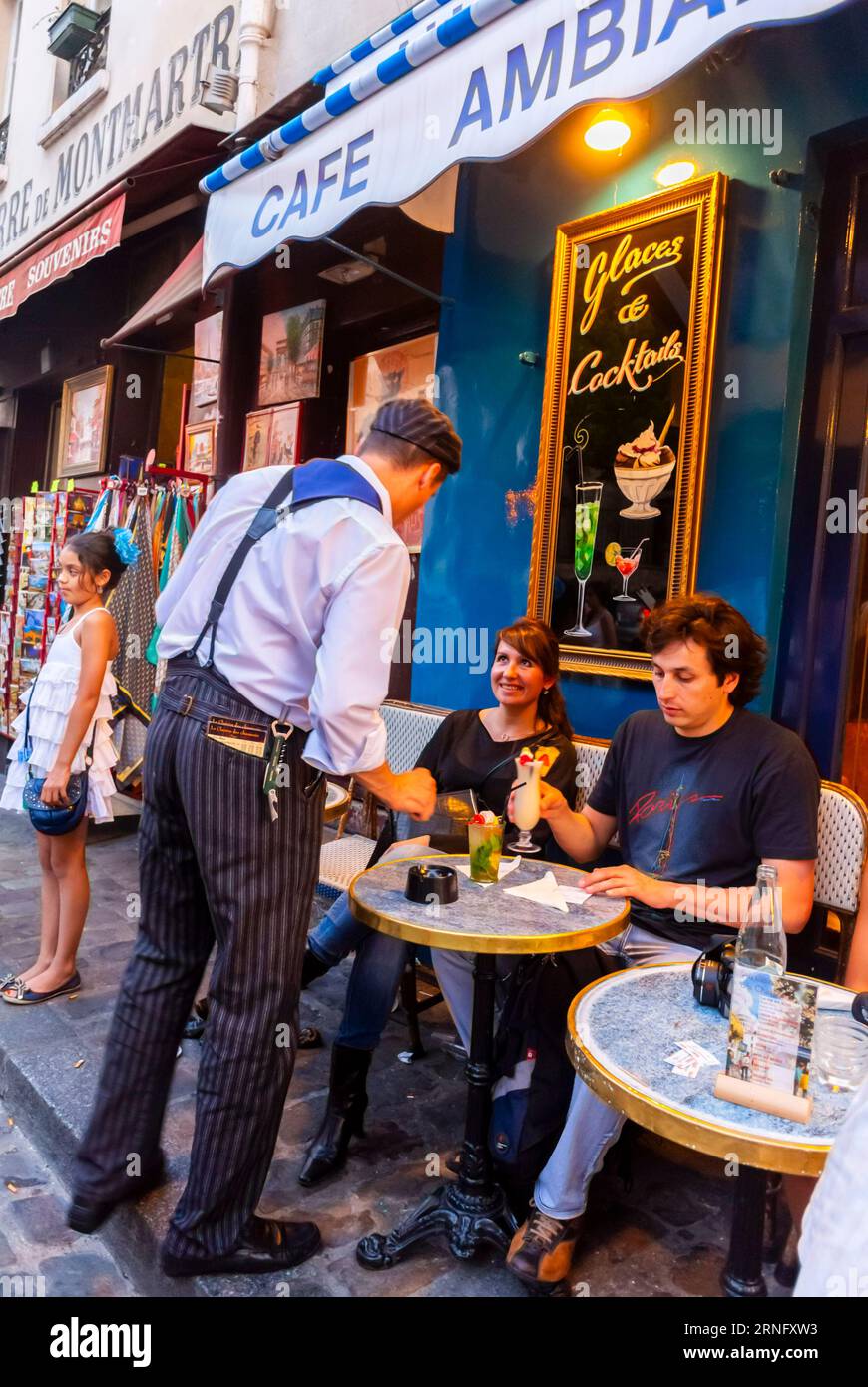 Paris, Frankreich, Kellner, der vor dem traditionellen französischen Bistro Restaurant 'Au Clairon des Chausseurs', Montmartre arbeitet Stockfoto