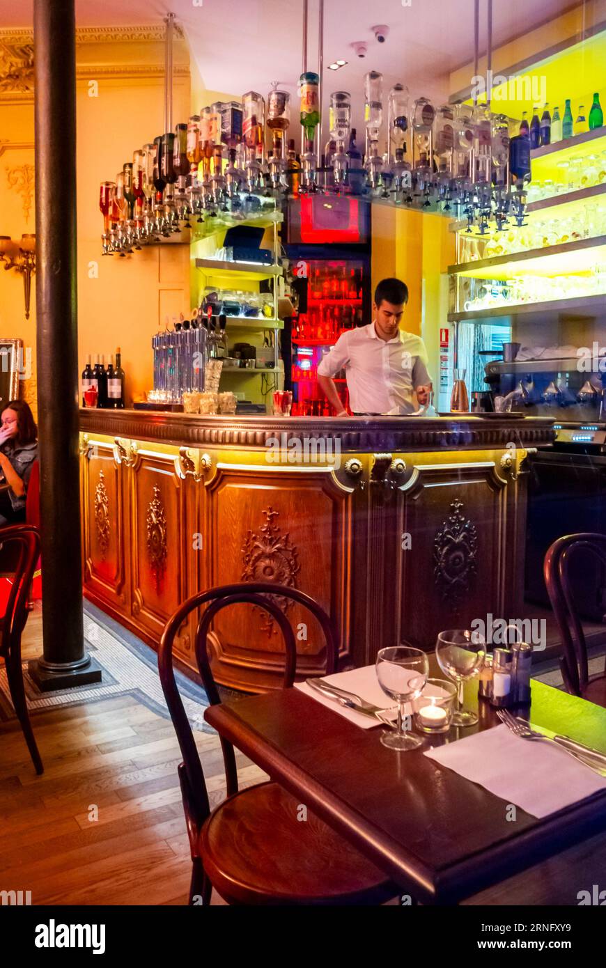 Paris, Frankreich, Kellner hinter der Bar, traditionelles französisches Bistro Restaurant, Café (Canal Saint Martin Viertel) Stockfoto