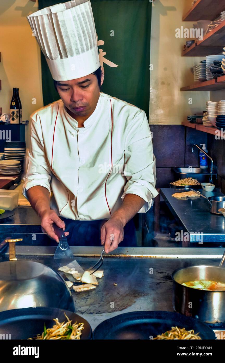 PARIS, Frankreich - Portrait, Küchenchef bei der Arbeit in der Küche, Grillgerichte, japanisches Innenrestaurant, in « Abazu », Restaurantarbeiter Stockfoto