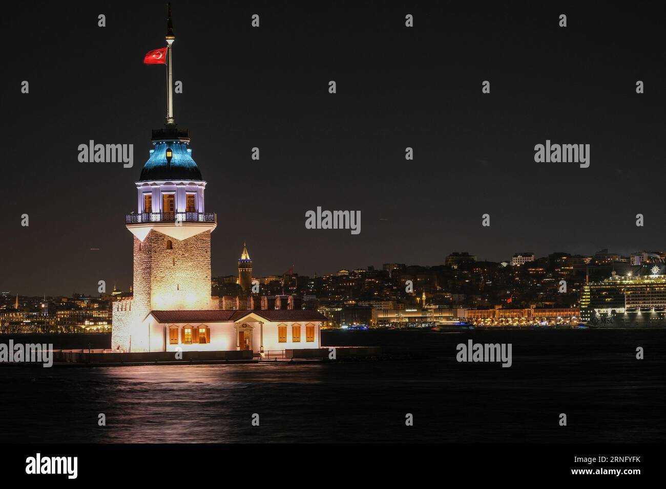 Mädchenturm oder Kız Kulesi Nachtsicht mit Langzeitbelichtung. Der Mädchenturm ist eines der berühmten historischen Gebäude Istanbuls am Bosporus. Stockfoto