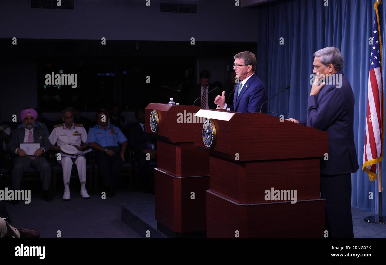 (160829) -- WASHINGTON D.C., 29. August 2016 -- US-Verteidigungsminister Ash Carter (L) und indischer Verteidigungsminister Manohar Parrikar nahmen am 29. August 2016 an einer Pressekonferenz im Pentagon in Washington D.C. Teil. Die Vereinigten Staaten und Indien unterzeichneten am Montag ein Logistikabkommen, das es ihren Streitkräften ermöglichen wird, die Stützpunkte der anderen für die Reparatur und Wiederauffüllung von Vorräten zu nutzen. ) US-WASHINGTON-INDIEN-VERTEIDIGUNGSDIPLOMATIE YinxBogu PUBLICATIONxNOTxINxCHN 160829 Washington D C Aug 29 2016 US-Verteidigungsminister Ash Carter l und indische Verteidigungsminister Manohar Parrikar atte Stockfoto