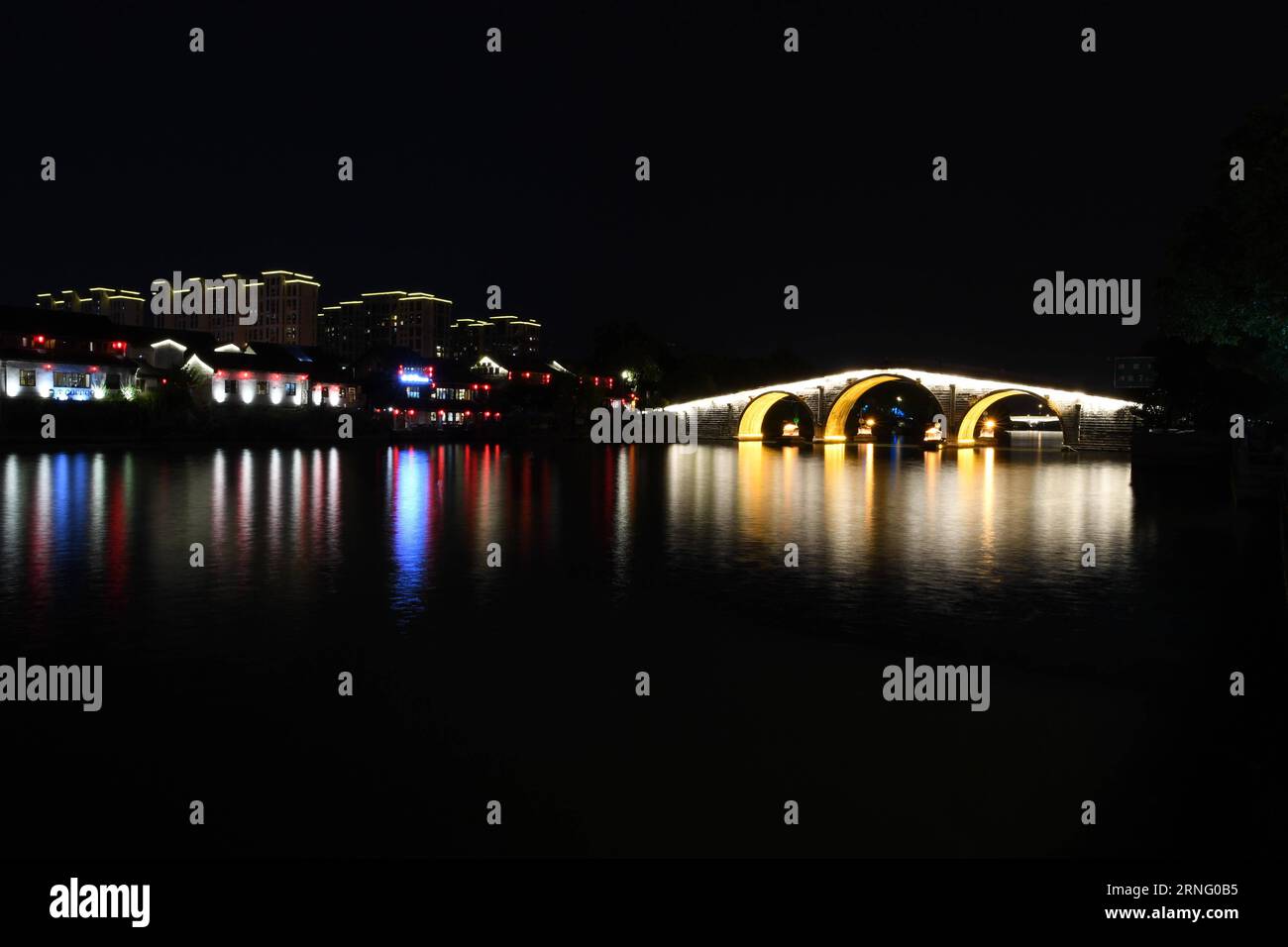 Das Foto vom 30. August 2016 zeigt den nächtlichen Blick auf die Gongchen-Brücke, die sich über den Jinghang-Kanal erstreckt, oder den Großen Kanal in Hangzhou, der Hauptstadt der ostchinesischen Provinz Zhejiang. Der G20-Gipfel findet vom 4. Bis 5. September in Hangzhou statt. ) (Yxb) CHINA-HANGZHOU-G20-GREAT CANAL-NIGHT VIEW(CN) ChenxYehua PUBLICATIONxNOTxINxCHN Foto aufgenommen AM 30 2016. August zeigt die Nachtsicht der Gong Chen Brücke, die sich über den Kanal oder den Großen Kanal erstreckt in Hangzhou Hauptstadt der ostchinesischen Provinz Zhejiang der G20 Gipfel wird Hero in Hangzhou AM 4. Bis 5. September sein China Hangzhou G20 Great Canal Night View CN ChenxYehu Stockfoto