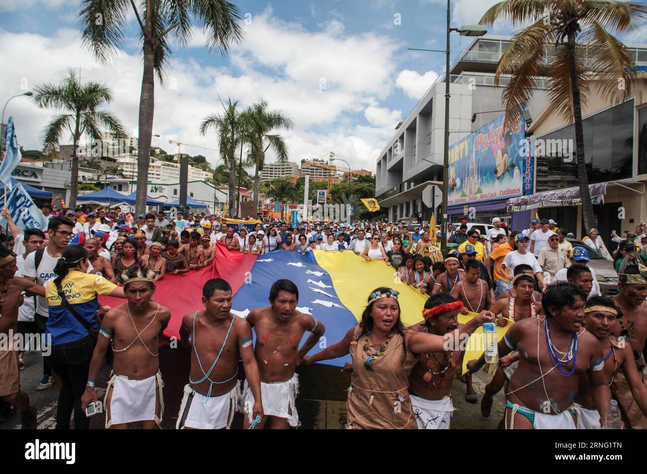 (160902) -- CARACAS, 1. Sept. 2016 -- die indigenen Völker nehmen an einem Protest Teil, der von der rechten Oppositionskoalition Venezuelas organisiert wird -- dem Runden Tisch der Demokratischen Einheit, in Caracas, der Hauptstadt Venezuelas, am 1. Sept. 2016. Der venezolanische Präsident Nicolas Maduro lobte am Donnerstag friedliche Regierungs- und regierungsfeindliche Treffen, von denen viele befürchteten, dass sie zu gewalttätigen Protesten führen würden, die den Sturz der Regierung forderten. (zy) VENEZUELA-CARACAS-PROTEST BorisxVergara PUBLICATIONxNOTxINxCHN 160902 Caracas 1. September 2016 Indigene Prominente nehmen an einem von Venezuela S Right Wi organisierten Protest Teil Stockfoto