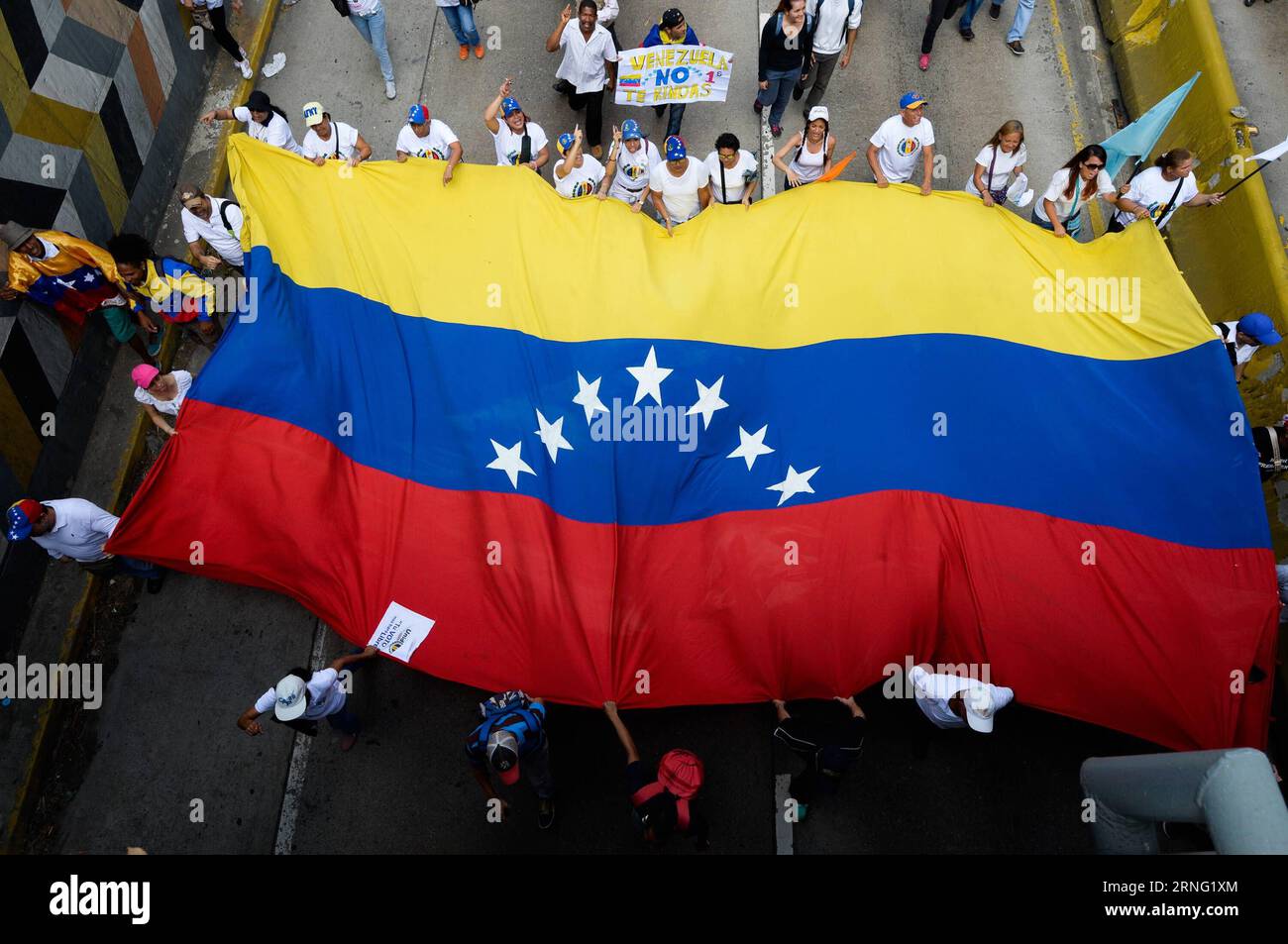 (160902) -- CARACAS, 1. September 2016 -- Teilnehmer entfalten während eines Protestes, der von der rechten Oppositionskoalition Venezuelas organisiert wird -- der Runde zur Demokratischen Einheit, in Caracas, der Hauptstadt Venezuelas, am 1. September 2016. Der venezolanische Präsident Nicolas Maduro lobte am Donnerstag friedliche Regierungs- und regierungsfeindliche Treffen, von denen viele befürchteten, dass sie zu gewalttätigen Protesten führen würden, die den Sturz der Regierung forderten. (zy) VENEZUELA-CARACAS-PROTEST BorisxVergara PUBLICATIONxNOTxINxCHN 160902 Caracas 1. September 2016 Teilnehmer entfalten während eines von V organisierten Protestes eine Nationalflagge Stockfoto