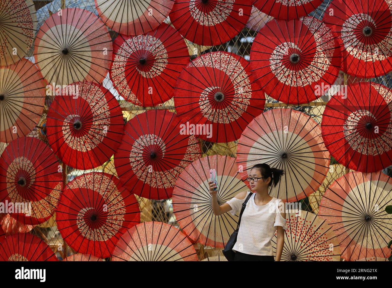 (160902) -- HANGZHOU, 2. September 2016 -- Ein Besucher nimmt Selfie in einer Ausstellungshalle für traditionelles Kunsthandwerk im historischen Block Qiaoxi in der Nähe der Gongchen-Brücke in Hangzhou, der Hauptstadt der ostchinesischen Provinz Zhejiang, am 1. September 2016. Dort wurden traditionelles Kunsthandwerk und lokale immaterielle Kulturgüter vorgeführt. )(MP) (G20 SUMMIT)CHINA-HANGZHOU-ARTS & CRAFTS-EXHIBITION HALL(CN) XingxGuangli PUBLICATIONxNOTxINxCHN 160902 Hangzhou 2. September 2016 ein Besucher nimmt Selfie mit zur Exhibition Hall of Traditional Arts and CRAFTS im Qiaoxi Historic Block in der Nähe der Gong Chen Bridge in Stockfoto