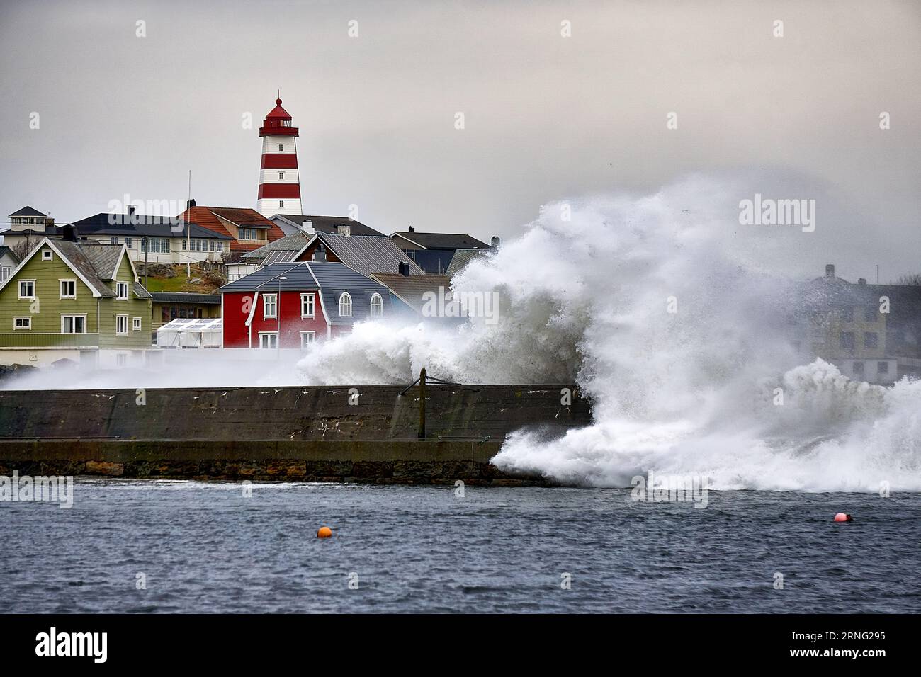 Winterstürme und prallende Wellen auf Alnes, Godøy, Ålesund, Norwegen Stockfoto