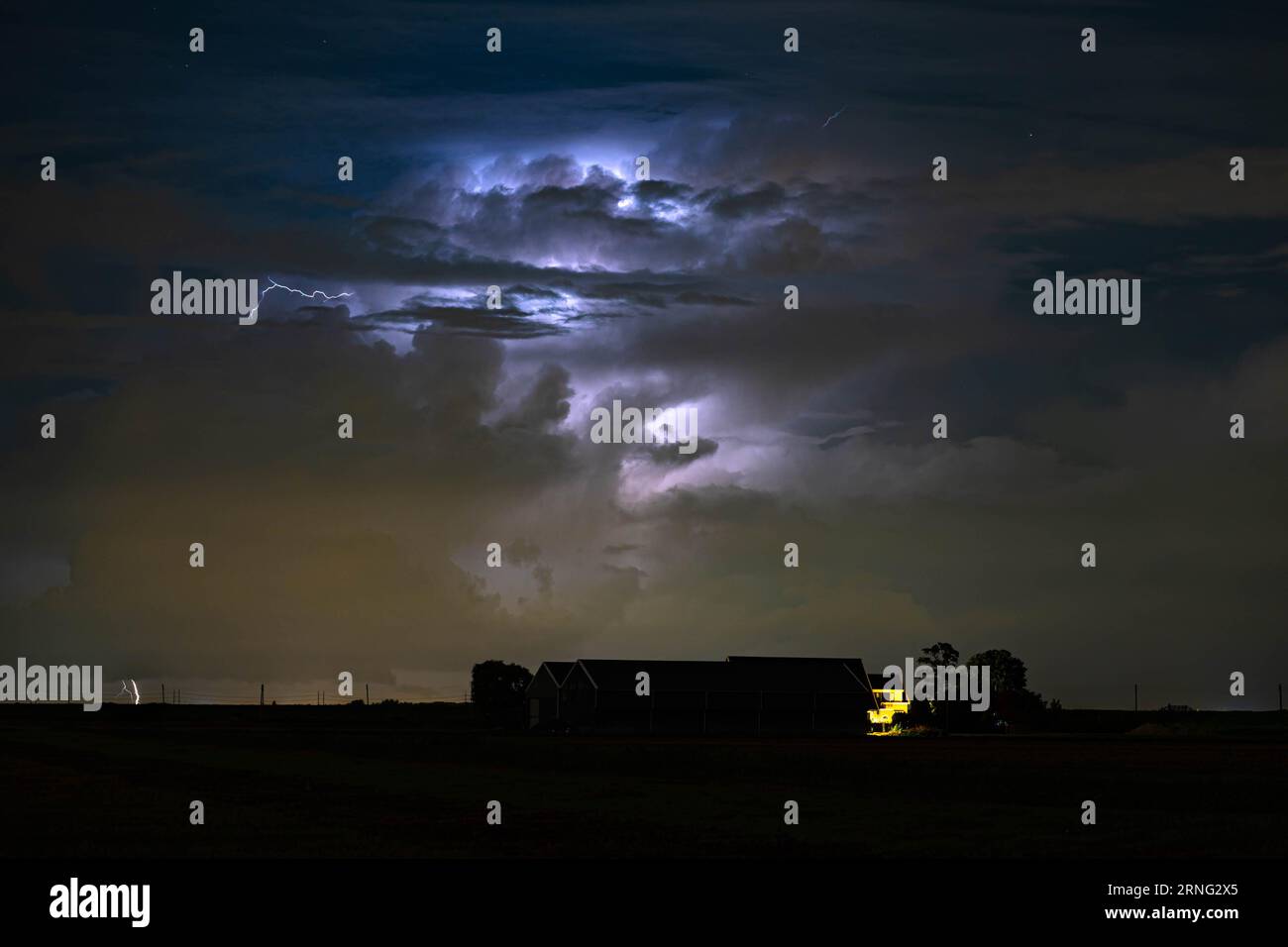 Gewitter werden nachts durch Blitze beleuchtet Stockfoto