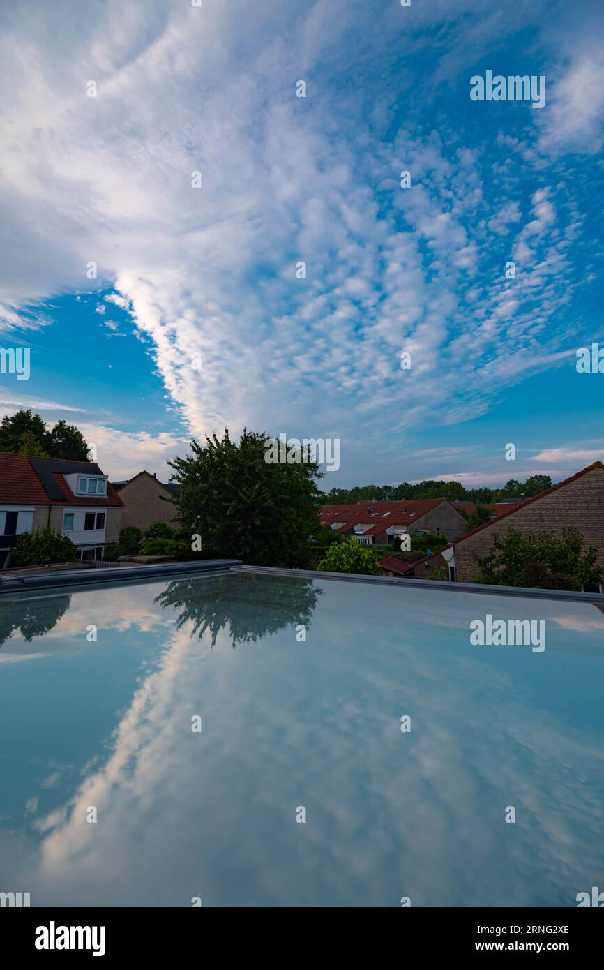 Reflexion von Altocumuluswolken Stockfoto