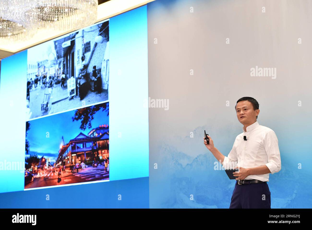 (160903) -- HANGZHOU, 3. September 2016 -- Alibabas Vorsitzender Jack Ma stellt die Entwicklung von Hangzhou mit Fotos vor, die von der Xinhua Nachrichtenagentur während des Business 20 (B20)-Gipfelbanketts in Hangzhou, der Hauptstadt der ostchinesischen Provinz Zhejiang, am 3. September 2016 veröffentlicht wurden. )(mcg) (G20-GIPFEL)CHINA-HANGZHOU-B20-BANKETT-JACK MA (CN) LixXin PUBLICATIONxNOTxINxCHN 160903 Hangzhou 3. September 2016 ALIBABA S Chairman Jack MA stellt die Entwicklung von Hangzhou mit Fotos vor, die von der XINHUA News Agency während des Business 20 B20-Gipfelbanketts in Hangzhou, der Hauptstadt von Ostchina S Zhejiang, veröffentlicht wurden Stockfoto