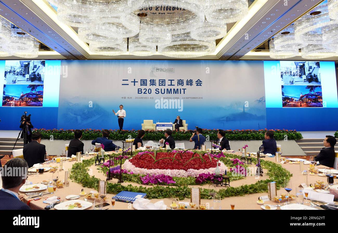 (160903) -- HANGZHOU, 3. September 2016 -- Alibabas Vorsitzender Jack Ma stellt die Entwicklung von Hangzhou mit Fotos vor, die von der Xinhua Nachrichtenagentur während des Business 20 (B20)-Gipfelbanketts in Hangzhou, der Hauptstadt der ostchinesischen Provinz Zhejiang, am 3. September 2016 veröffentlicht wurden. )(mcg) (G20-GIPFEL)CHINA-HANGZHOU-B20-BANKETT (CN) HuangxZongzhi PUBLICATIONxNOTxINxCHN 160903 Hangzhou 3. September 2016 ALIBABA S Chairman Jack MA stellt die Entwicklung von Hangzhou mit Fotos vor, die von der XINHUA News Agency während des Business 20 B20-Gipfelbanketts in Hangzhou, Hauptstadt von Ostchina S Zhejiang, veröffentlicht wurden Stockfoto