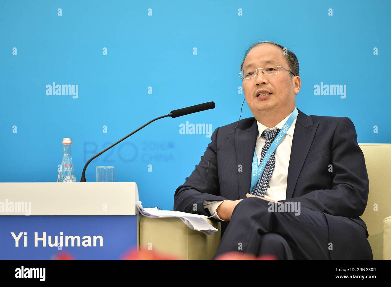 (160903) -- HANGZHOU, 3. September 2016 -- Vorsitzender der chinesischen Industrie- und Handelsbank Yi Huiman spricht auf dem Business 20 (B20)-Gipfel in Hangzhou, Hauptstadt der ostchinesischen Provinz Zhejiang, 3. September 2016. ) (Zkr) (G20-GIPFEL)CHINA-HANGZHOU-B20-GIPFEL (CN) LixXin PUBLICATIONxNOTxINxCHN 160903 Hangzhou 3. September 2016 Vorsitzender der Industrie- und Handelsbank Chinas Yi spricht AUF dem Business 20 B20-Gipfel in Hangzhou Hauptstadt Ostchinas Provinz Zhejiang 3. September 2016 CCR G20-Gipfel China Hangzhou B20 CN Stockfoto