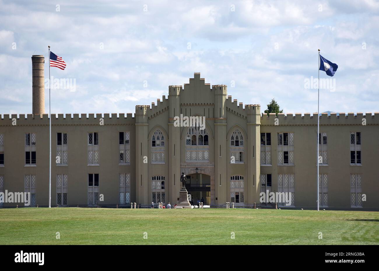 Die Menschen besuchen das Virginia Military Institute (VMI) in Lexington, USA, 3. September 2016. VMI ist ein staatlich unterstütztes Militärkolleg, eine der ältesten Einrichtungen dieser Art in den USA mit vielen Alumni, darunter George Marshall. VMI wurde als West Point of the South bezeichnet. ) (cyc) U.S.-LEXINGTON-VIRGINIA MILITARY INSTITUTE YinxBogu PUBLICATIONxNOTxINxCHN Prominente besuchen Virginia Military Institute VMI in Lexington die Vereinigten Staaten Sept 3 2016 VMI IST ein staatlich unterstütztes Military College eine der ältesten Institutionen des Kindes in den USA mit vielen Alumni, darunter Georg Stockfoto