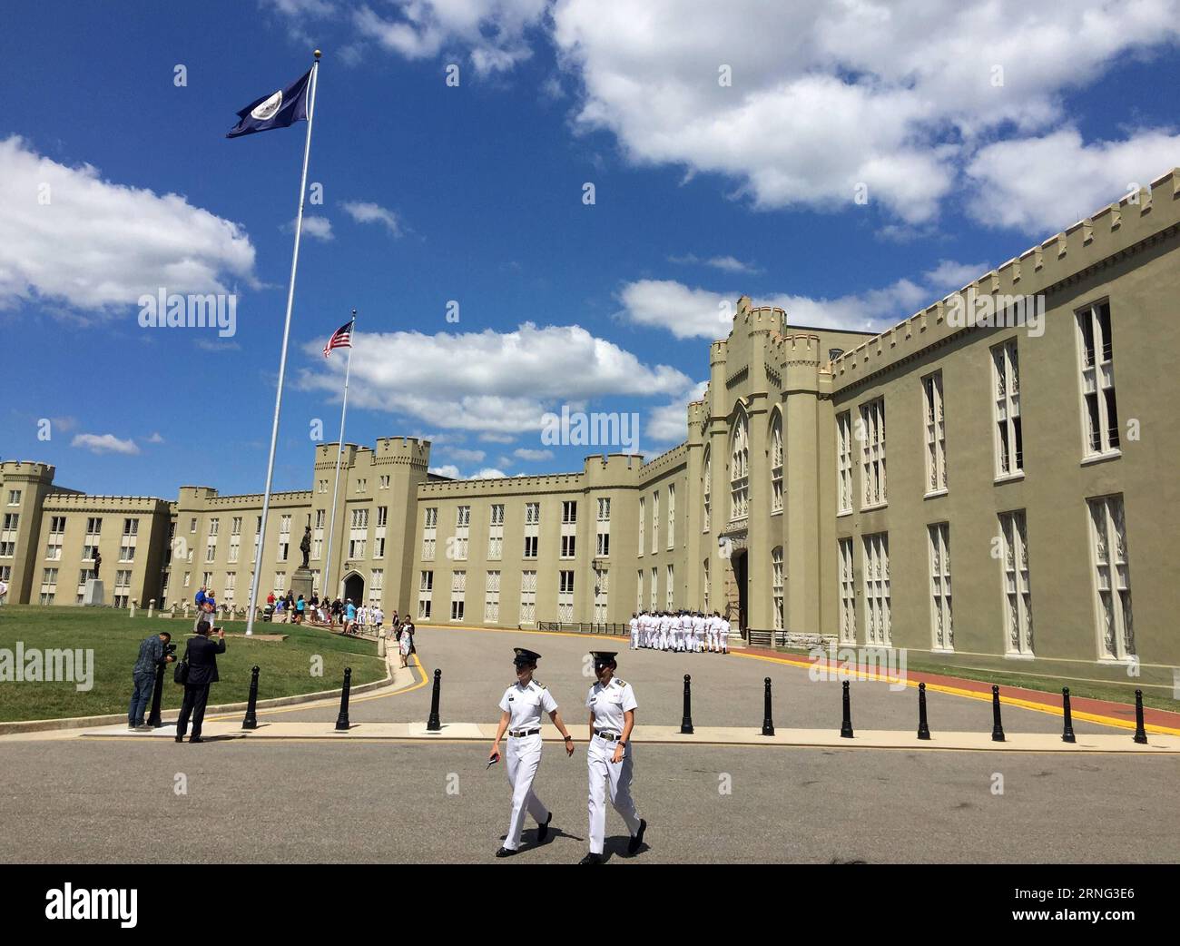 Two Cadets Walk am Virginia Military Institute (VMI) in Lexington, USA, 3. September 2016. VMI ist ein staatlich unterstütztes Militärkolleg, eine der ältesten Einrichtungen dieser Art in den USA mit vielen Alumni, darunter George Marshall. VMI wurde als West Point of the South bezeichnet. ) (cyc) U.S.-LEXINGTON-VIRGINIA MILITARY INSTITUTE YinxBogu PUBLICATIONxNOTxINxCHN Two Cadets Walk AM Virginia Military Institute VMI in Lexington die Vereinigten Staaten Sept 3 2016 VMI IST ein staatlich unterstütztes Military College, eine der ältesten Institutionen des Kindes in den USA mit vielen Alumni Stockfoto