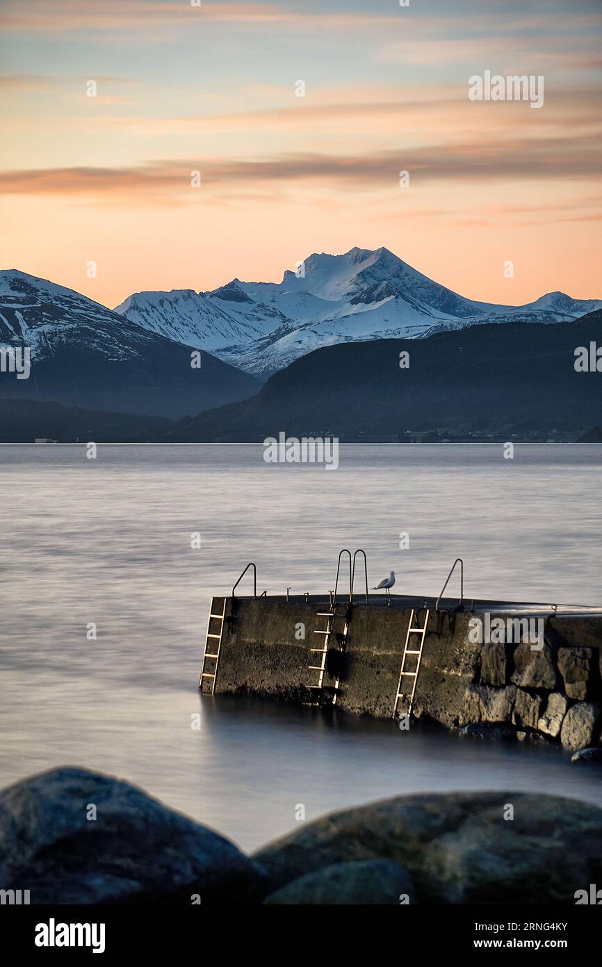 Alter Pier vor den Sunnmøre-Alpen, von Godøy, Ålesund, Norwegen aus gesehen Stockfoto