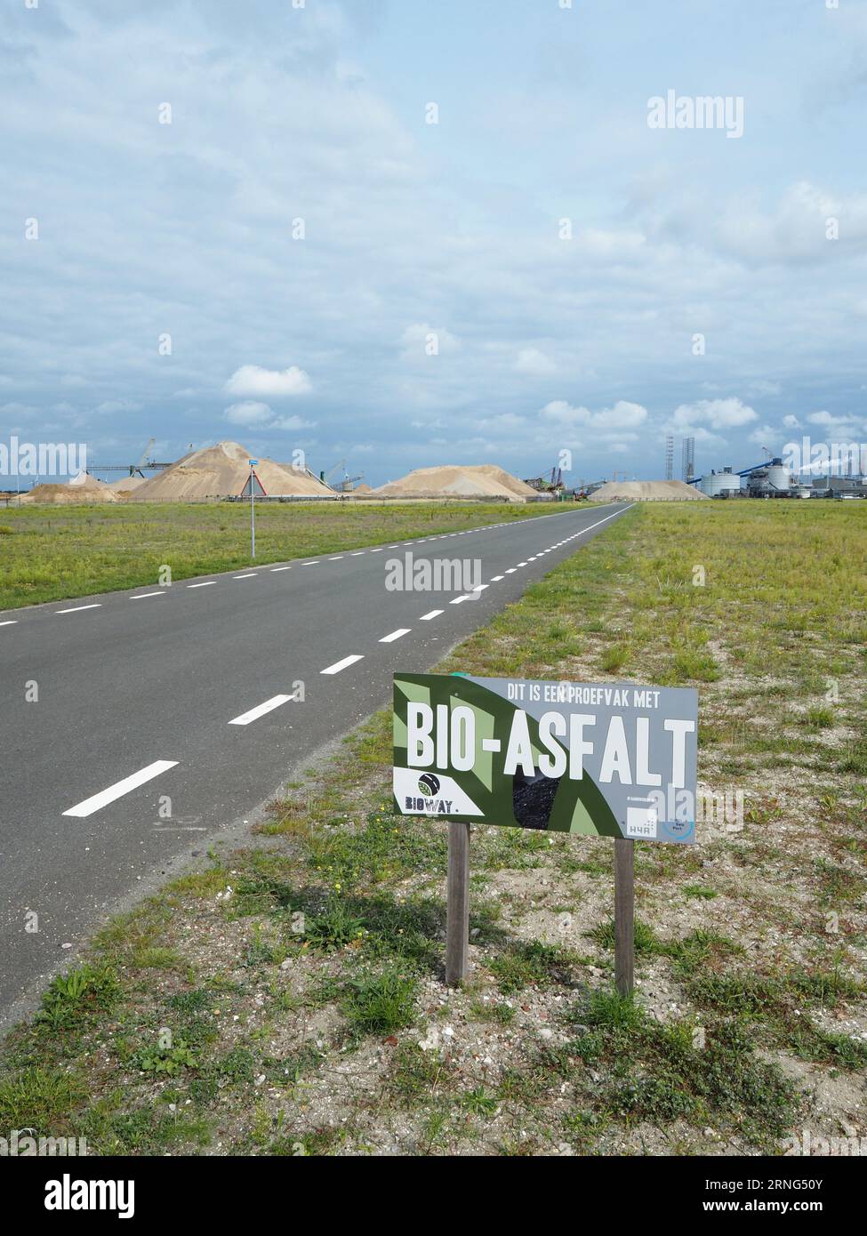 Teststreifen aus Bio-Asphalt innovative neue Straßenoberfläche in einem Industriegebiet in Borssele, Zeeland, Niederlande. Stockfoto