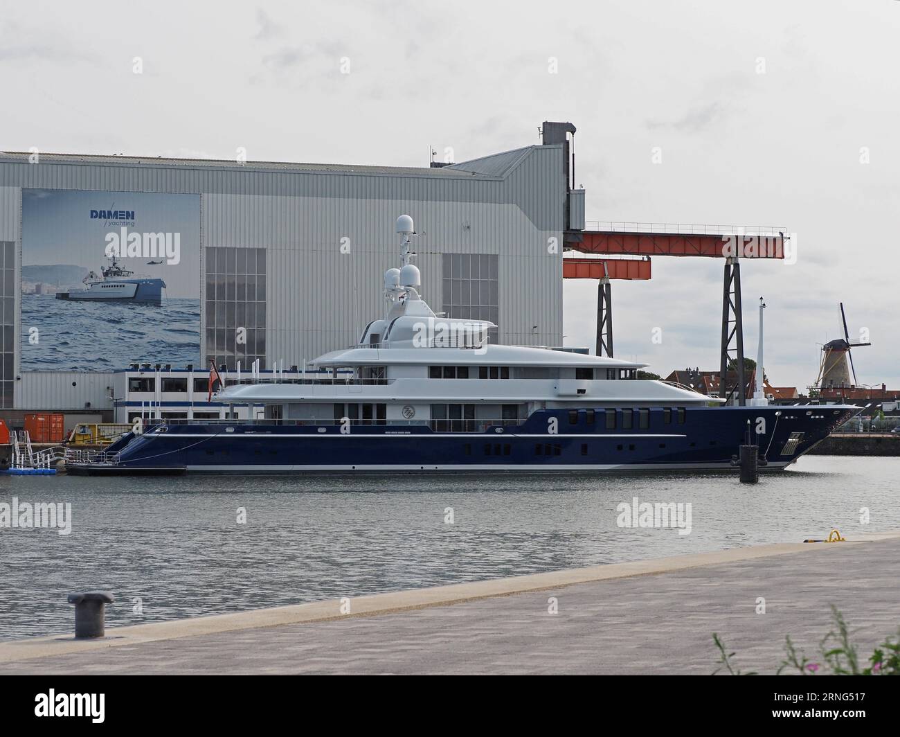 Superyacht auf der Werft Damen Yachting in Vlissingen, Zeeland, Niederlande Stockfoto