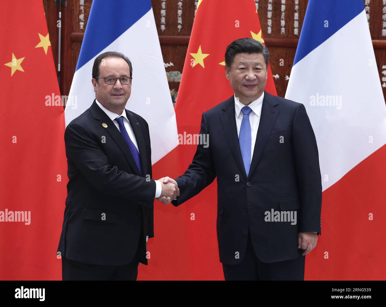 G20-Gipfel in Hangzhou (160905) -- HANGZHOU, 5. September 2016 -- der chinesische Präsident Xi Jinping (R) trifft sich mit dem französischen Präsidenten Francois Hollande, der zum Gipfel der Gruppe der 20 (G20) in Hangzhou, der Hauptstadt der ostchinesischen Provinz Zhejiang, am 5. September 2016 anwesend ist. ) (ZHS) (G20-GIPFEL)CHINA-HANGZHOU-G20-XI JINPING-FRANCE-HOLLANDE-MEETING (CN) PANGXXINGLEI PUBLICATIONXNOTXINXCHN Stockfoto