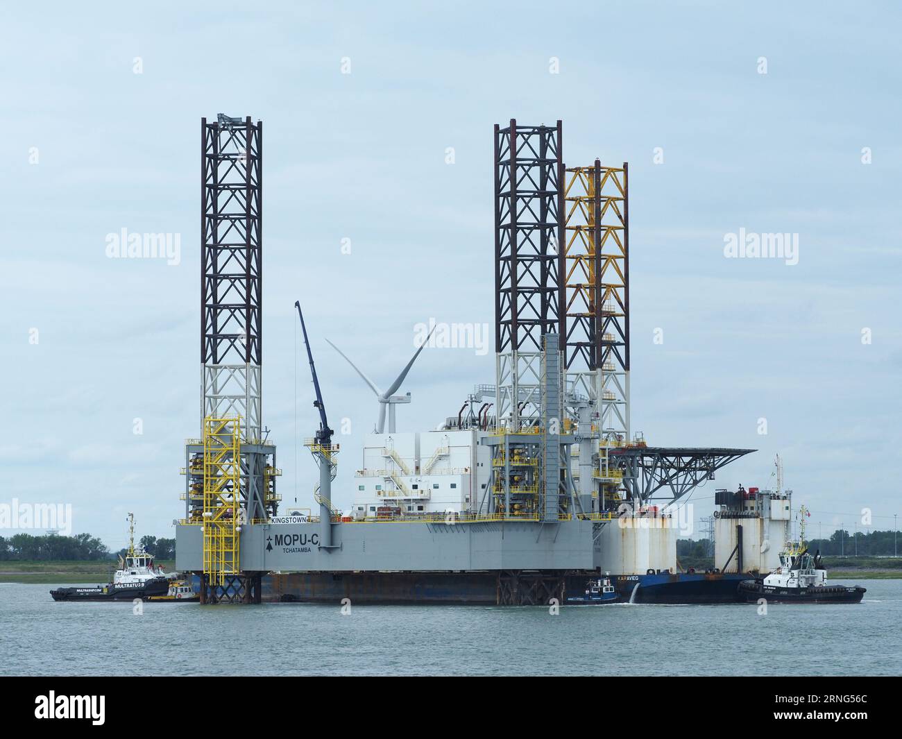 Ölbohrplattform im Hafen von Vlissingen, Zeeland, Niederlande, mit zwei Schleppbooten. Stockfoto