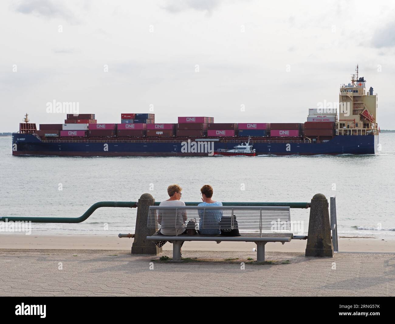 In der Küstenstadt Vlissingen, Zeeland, Niederlande, befindet sich die Schifffahrtsstraße in unmittelbarer Nähe des Boulevards. Zwei Damen unterhalten sich über einen Sommerabend Stockfoto