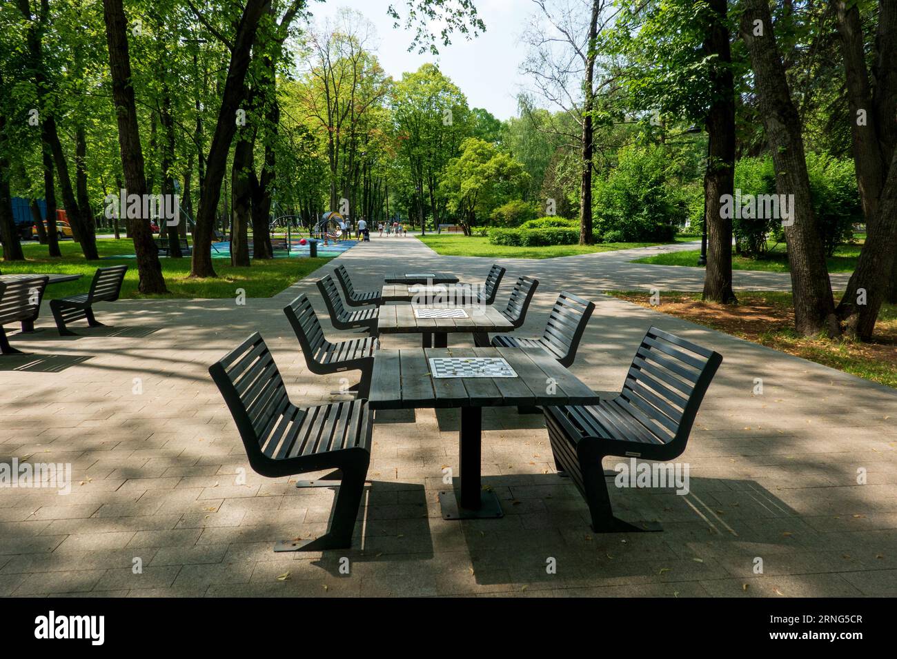 Moskau, Russland - 5. Juli 2023: Northern River Station Park Area mit Schachspieltischen Stockfoto