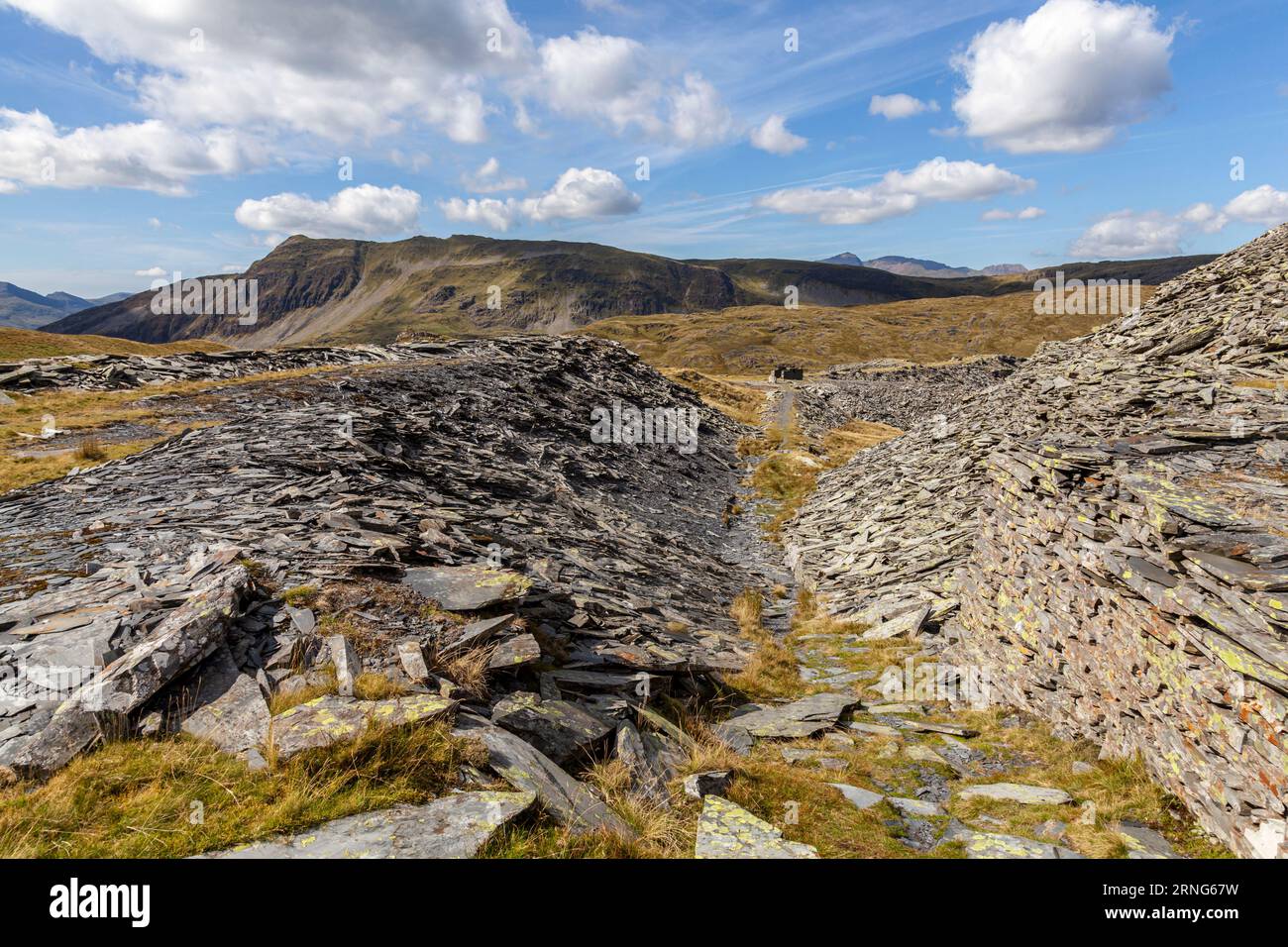 Blick auf Cnicht, auch bekannt als das Welsh Matterhorn aus den oberen Ebenen des Rhosydd Slate Quarry. Parc Cenedlaethol Eryri Stockfoto