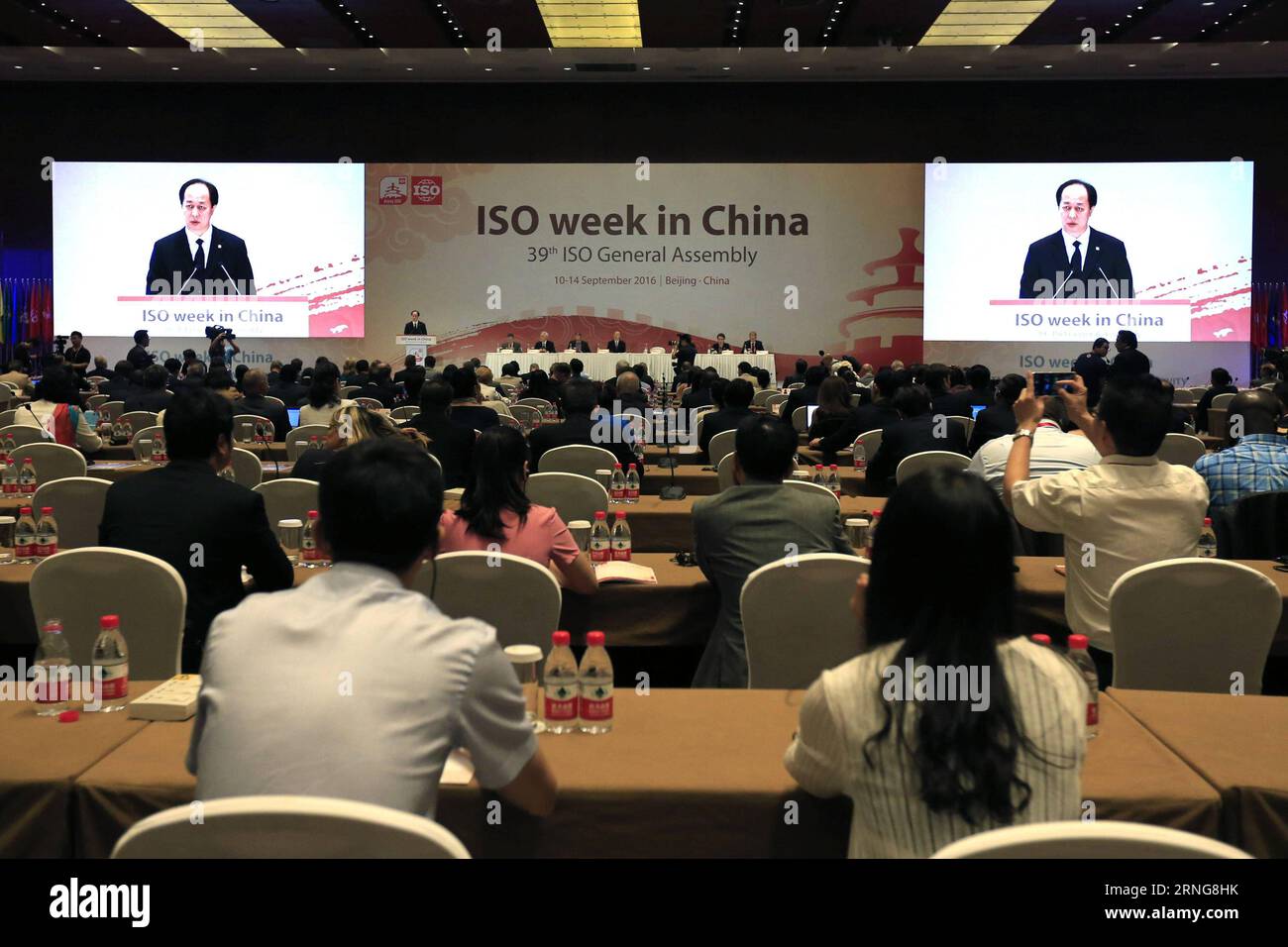 (160912) -- PEKING, 12. September 2016 -- Zhang Xiaogang, Präsident der Internationalen Organisation für Normung (ISO), spricht an der Eröffnungszeremonie der 39. ISO-Generalversammlung in Peking, Hauptstadt Chinas, 12. September 2016. ) (wyo) CHINA-PEKING-ISO GENERALVERSAMMLUNG (CN) ZhangxYuwei PUBLICATIONxNOTxINxCHN 160912 Peking 12. September 2016 Zhang Xiaogang Präsident der Internationalen Organisation für Normung ISO spricht an die Eröffnungszeremonie der 39. ISO Generalversammlung in Peking Hauptstadt Chinas 12. September 2016 wyo China Peking ISO Generalversammlung CN ZhangxYuwei PUBLICATI Stockfoto